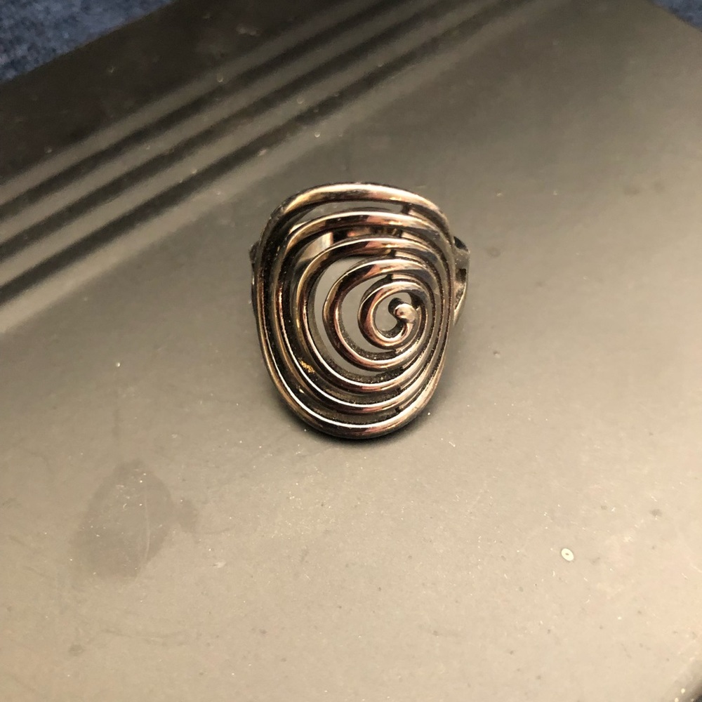 Premier jewelry black swirl ring. Size 8